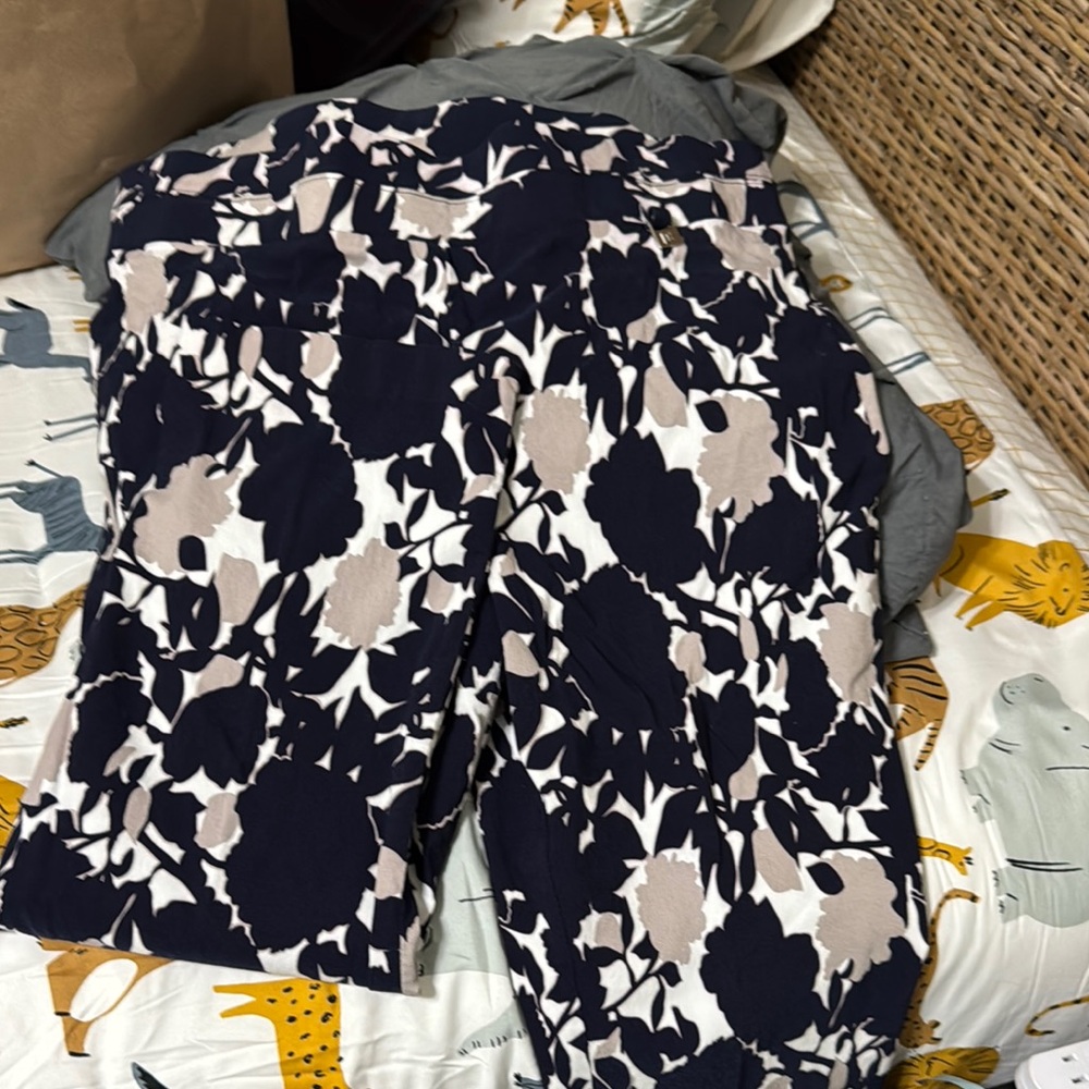 Rafaella Black and Cream Floral capris